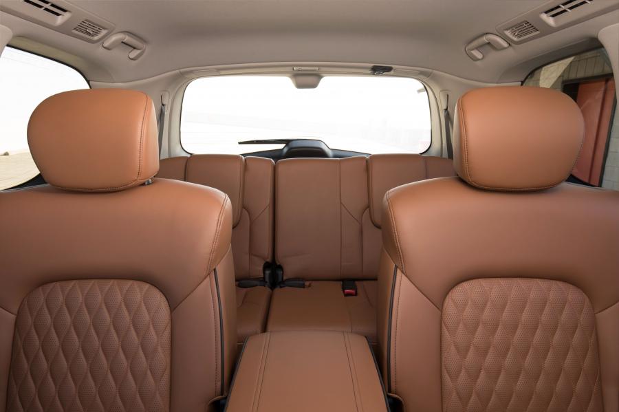 Интерьер Infiniti QX80 5.6 2018 года  (фото 6 из 117)
